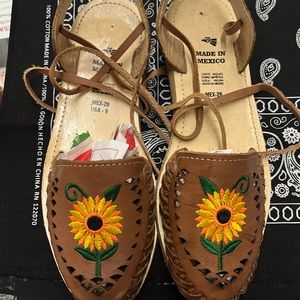 Brown handmade leather sandals for the summer ! Beautiful sunflower stitching